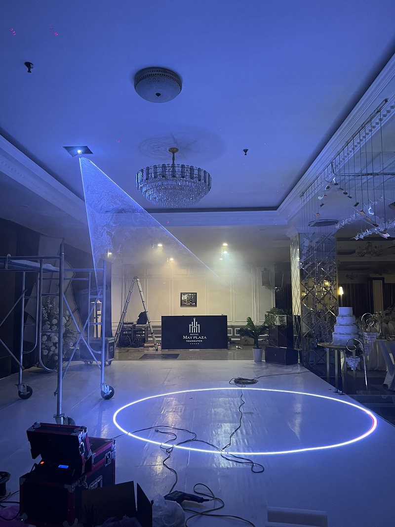Công dụng máy tạo tuyết và đèn Laser cho đám cưới