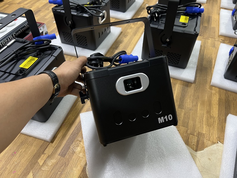 Đơn vị tư vấn lắp đặt máy tạo tuyết và đèn Laser trong ngày cưới chất lượng?