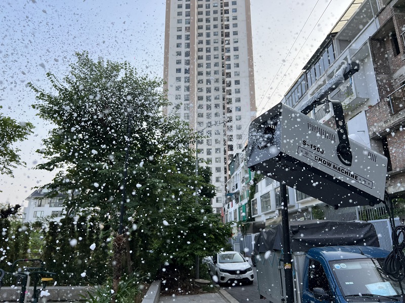 Kết hợp hiệu ứng độc đáo từ máy tạo tuyết và đèn Laser trong lễ thành hôn