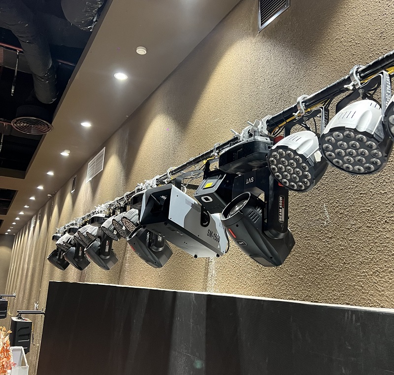 Lưu ý khi lựa chọn đơn vị setup hiệu ứng độc đáo từ máy tạo tuyết và đèn Laser trong lễ thành hôn