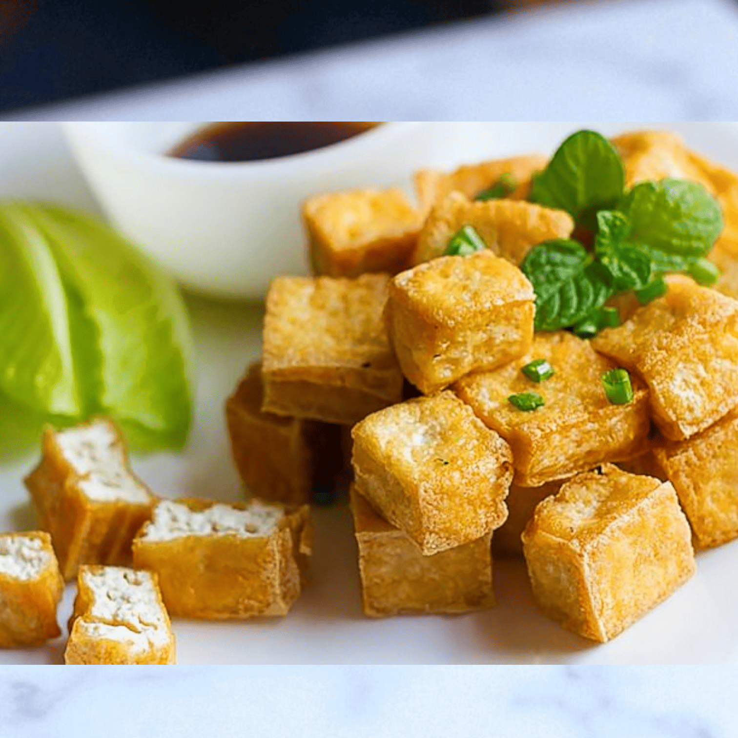 Đậu phụ chiên giòn, vàng ruộm, ăn kèm rau sống