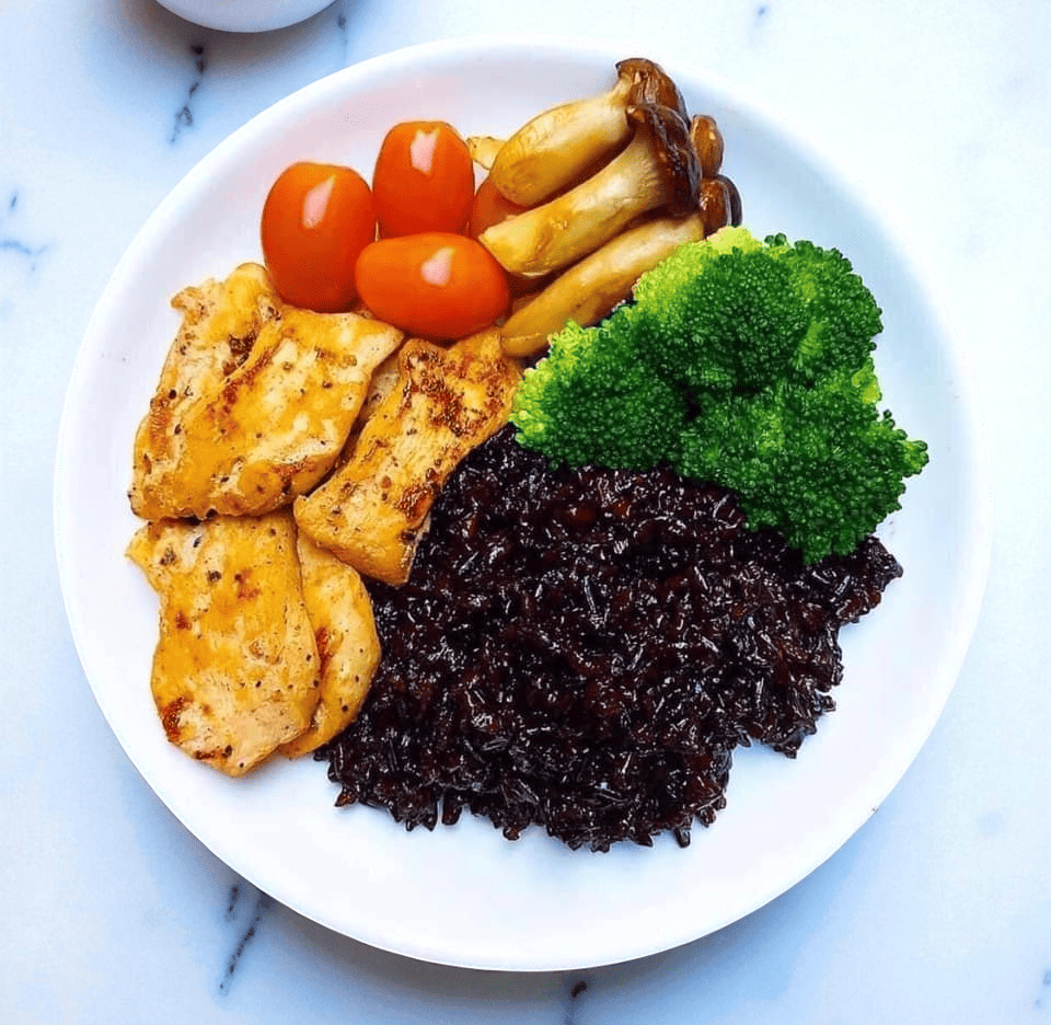 Ức gà áp chảo + bông cải xanh + cơm gạo lứt