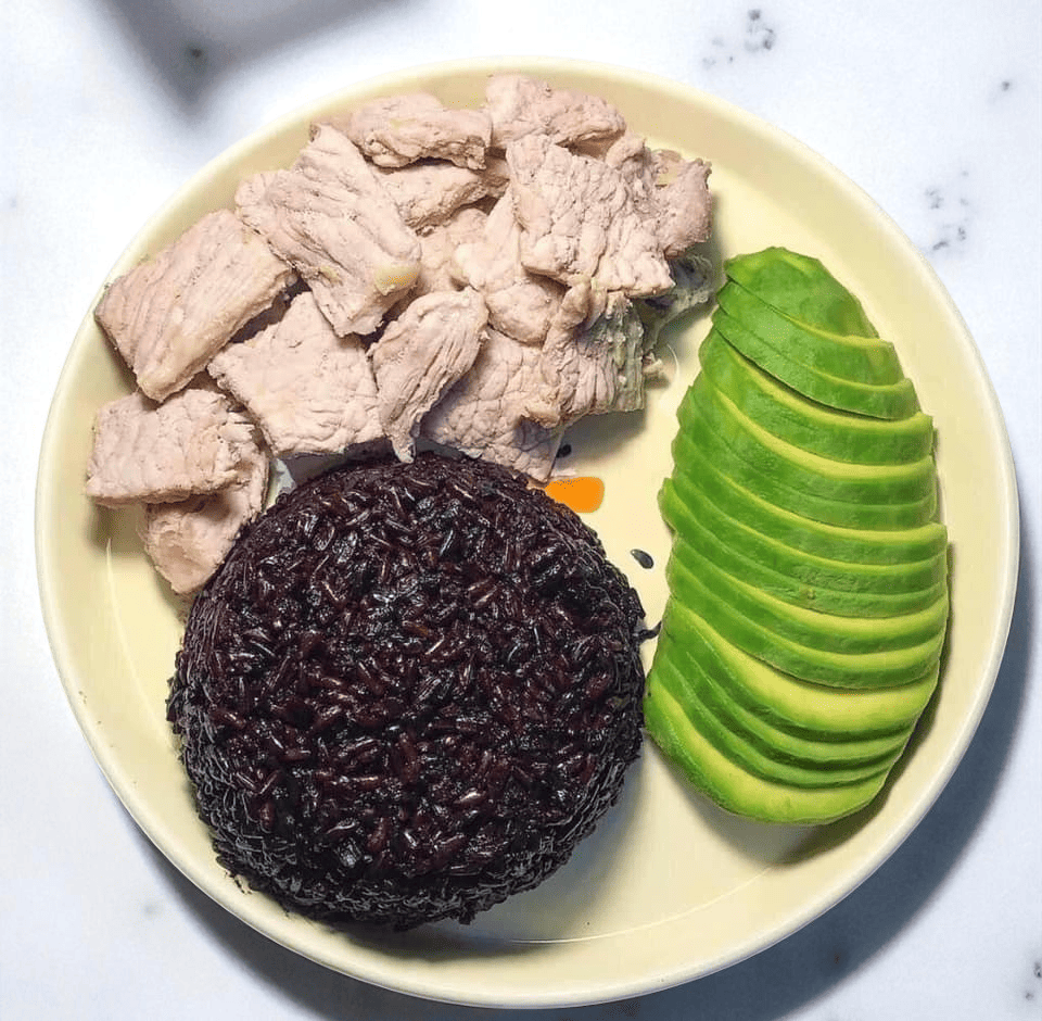 Cơm gạo lứt – Thịt heo – Bơ chín