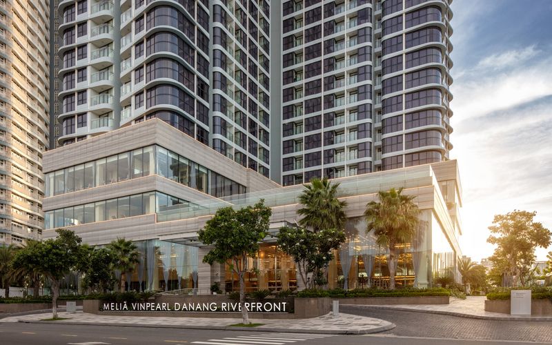 sảnh dưới khách sạn Melia Vinpearl Condotel Riverfront Đà Nẵng