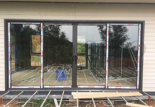 Mẫu cửa đi 4 cánh nhôm kính