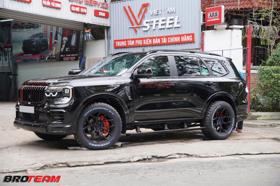 Bậc bước điện lên xuống cho xe Ford Everest