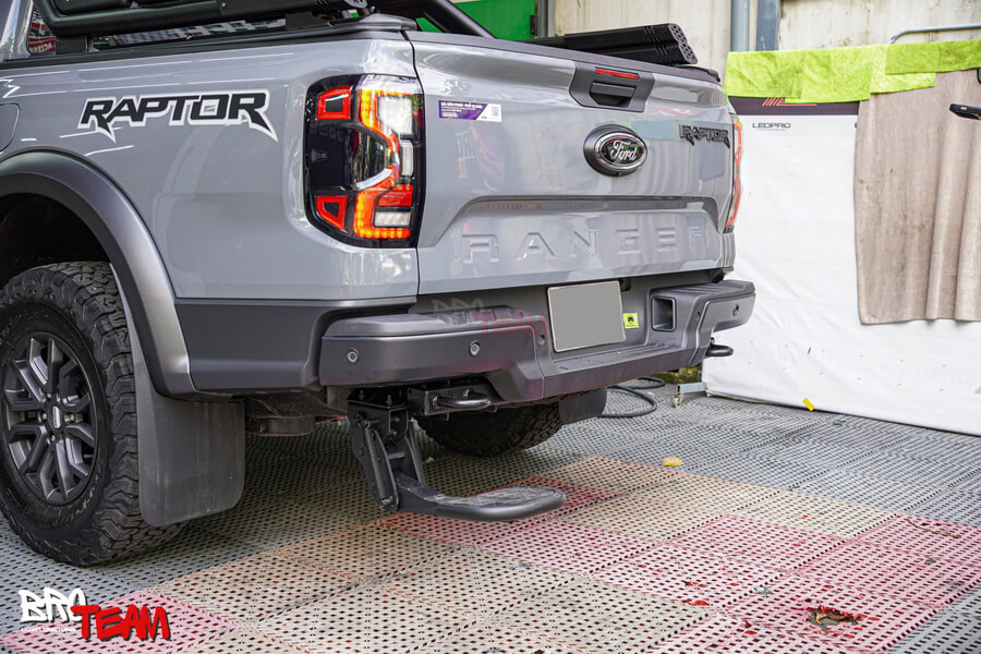 Bậc lên xuống thùng sau T-Step cho Ford Ranger Raptor