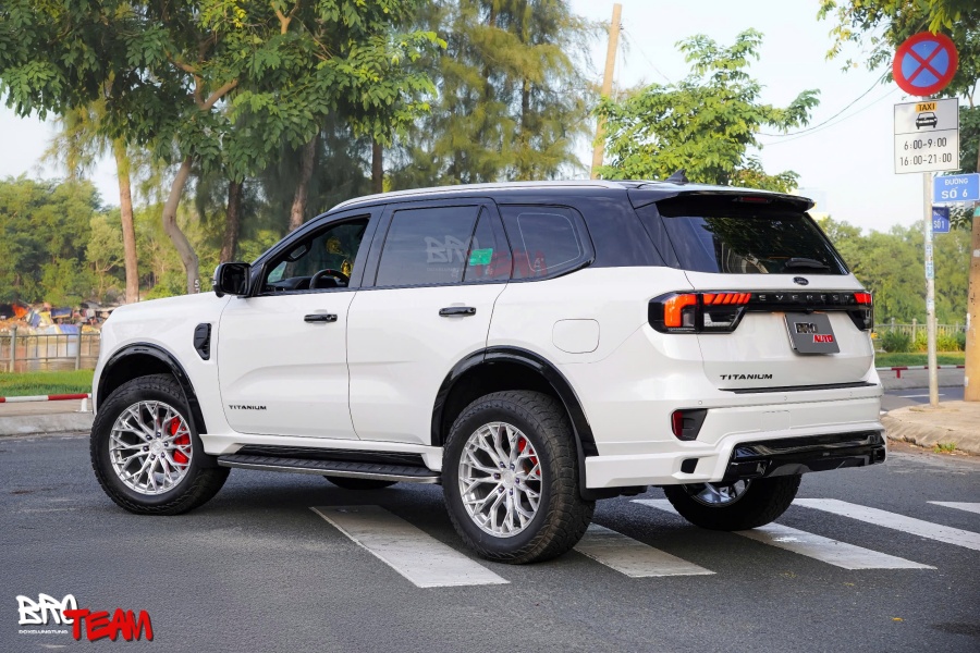 Độ bodykit AKC V1 cho Everest