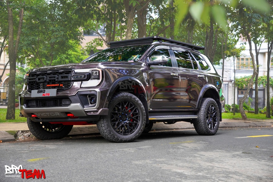 Độ body kit Victor V2 cho Everest