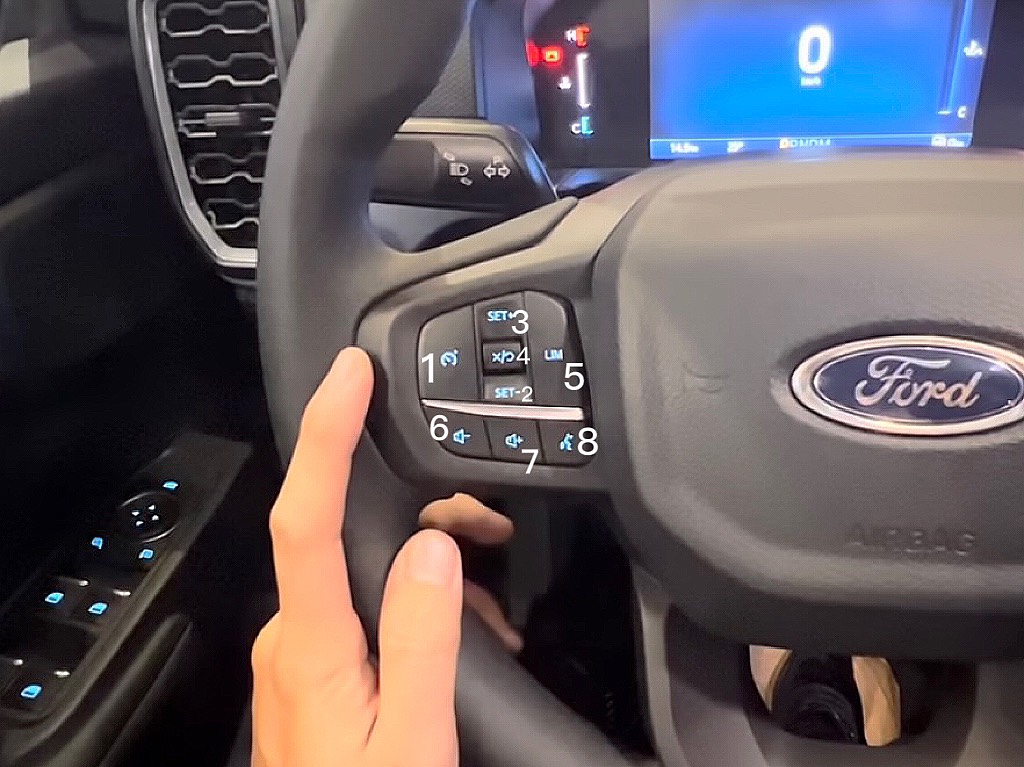 Các nút điều khiển trên vô lăng