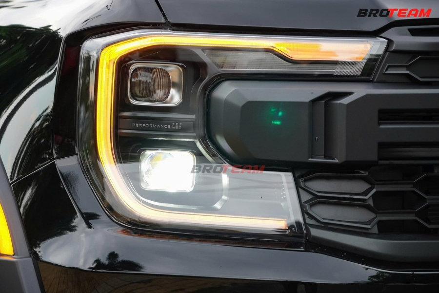 LED định vị hình chữ C và ánh sáng vàng hổ phách theo cấu hình thể hiện trên xe