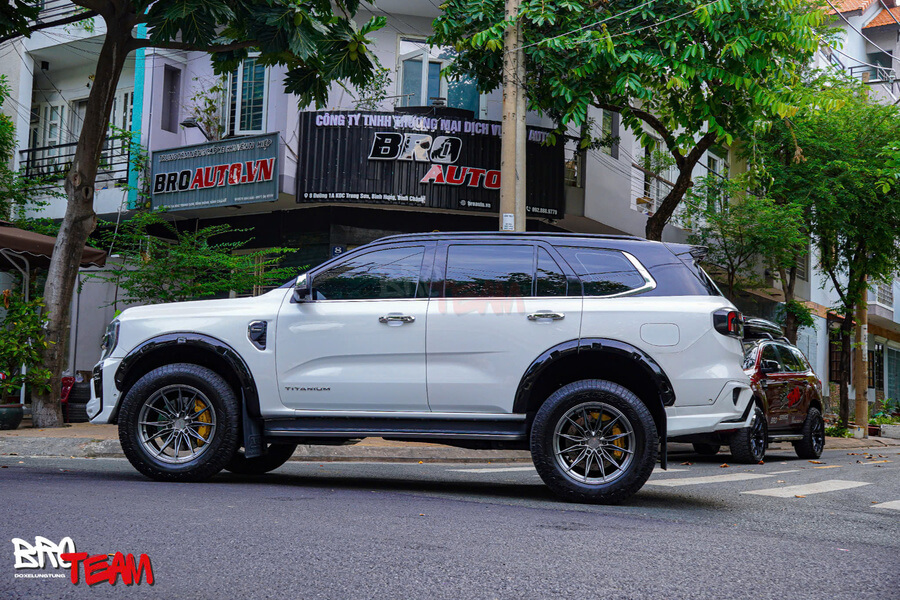 Dán decal nóc đen Everest 2024