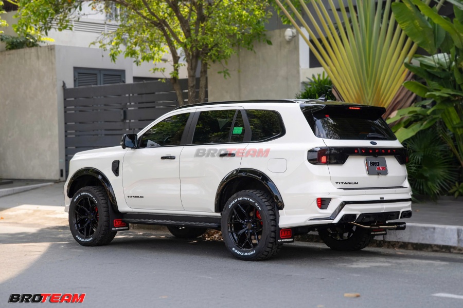 Dán nóc đen & sơn đen bóng các chi tiết chrome Ford Everest 2026