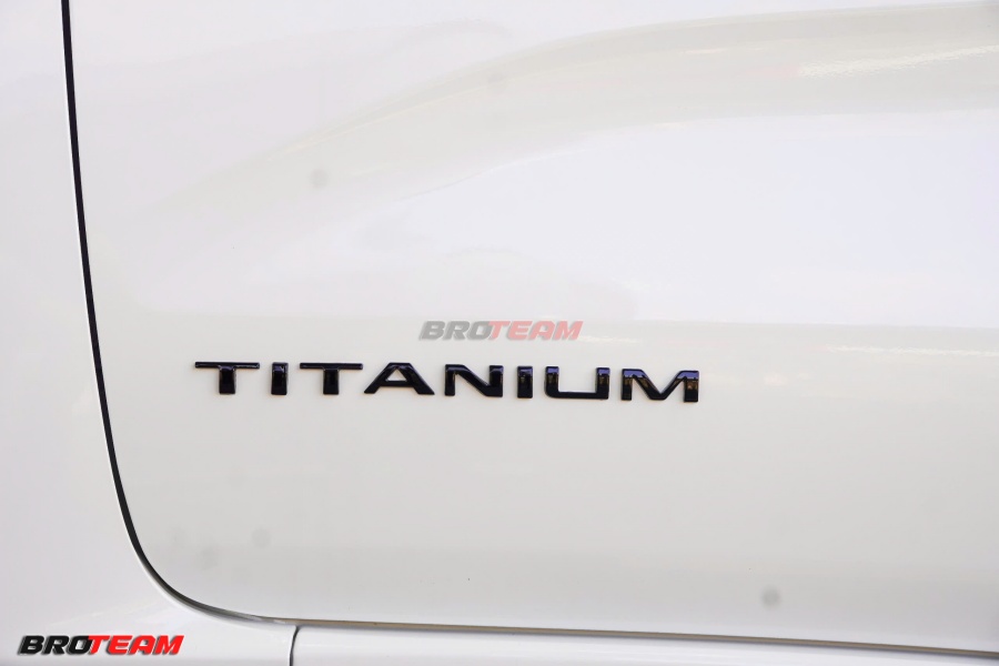 Sơn đen bóng các chi tiết chrome Ford Everest 2026