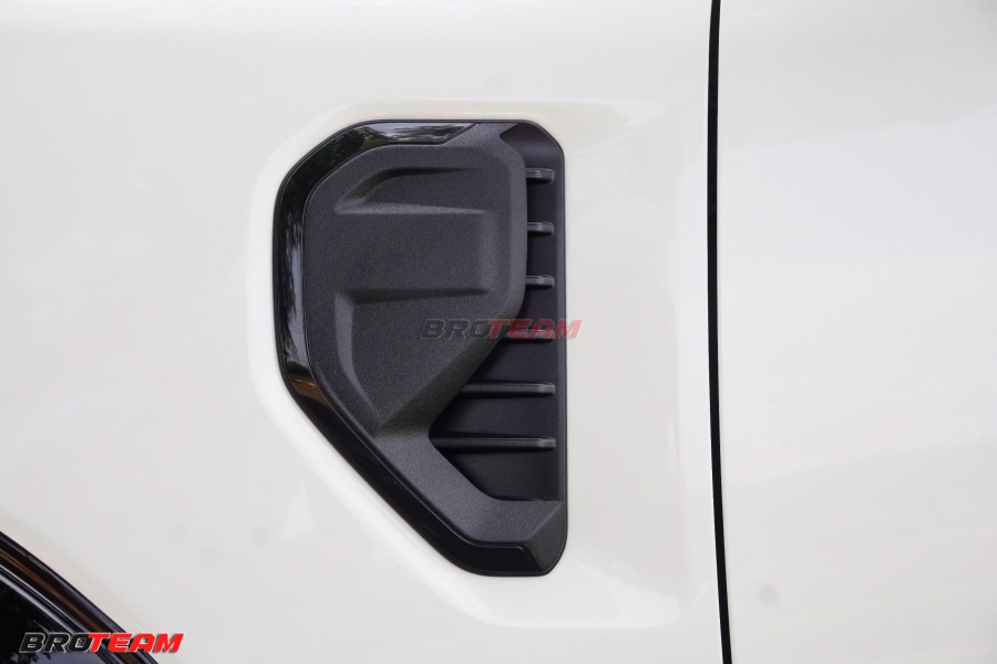 Sơn đen bóng các chi tiết Ford Everest 2026