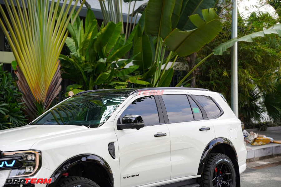 Dán nóc đen Ford Everest 2026