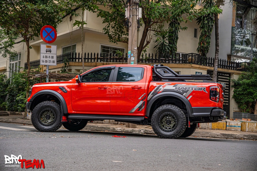 tem Raptor 3.0 V6 thể thao