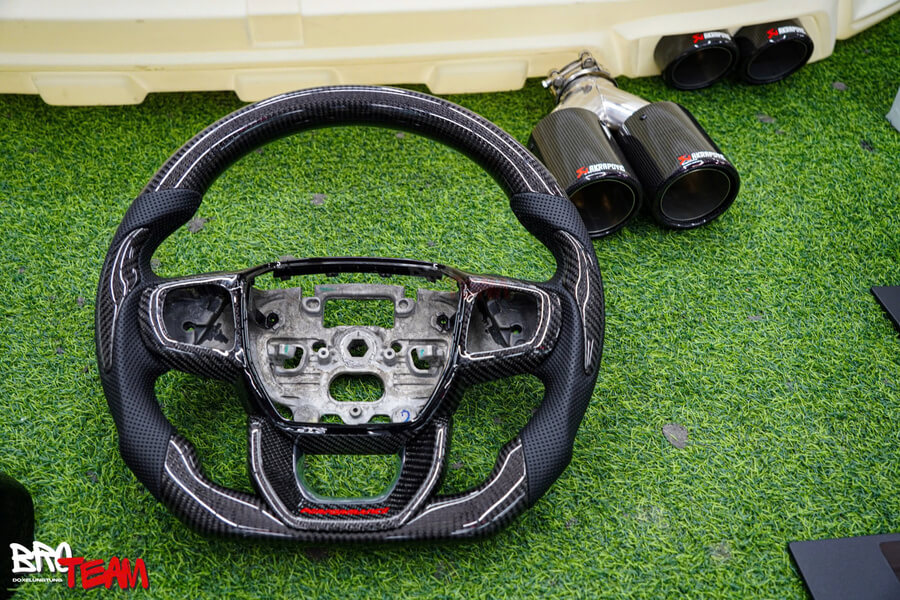 Độ vô lăng Carbon thể thao cho xe Ford Everest