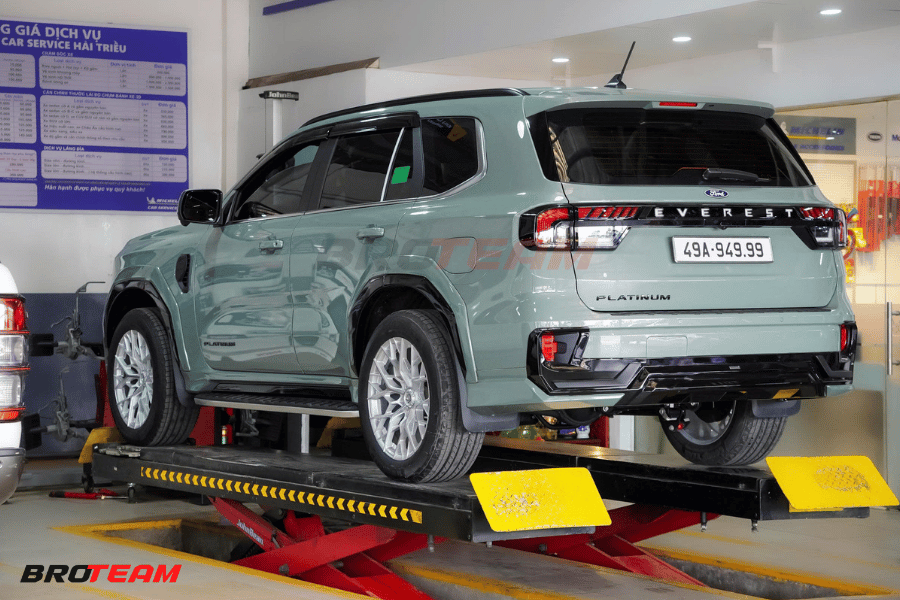 Cân chỉnh thước lái và góc đặt bánh xe Ford Everest