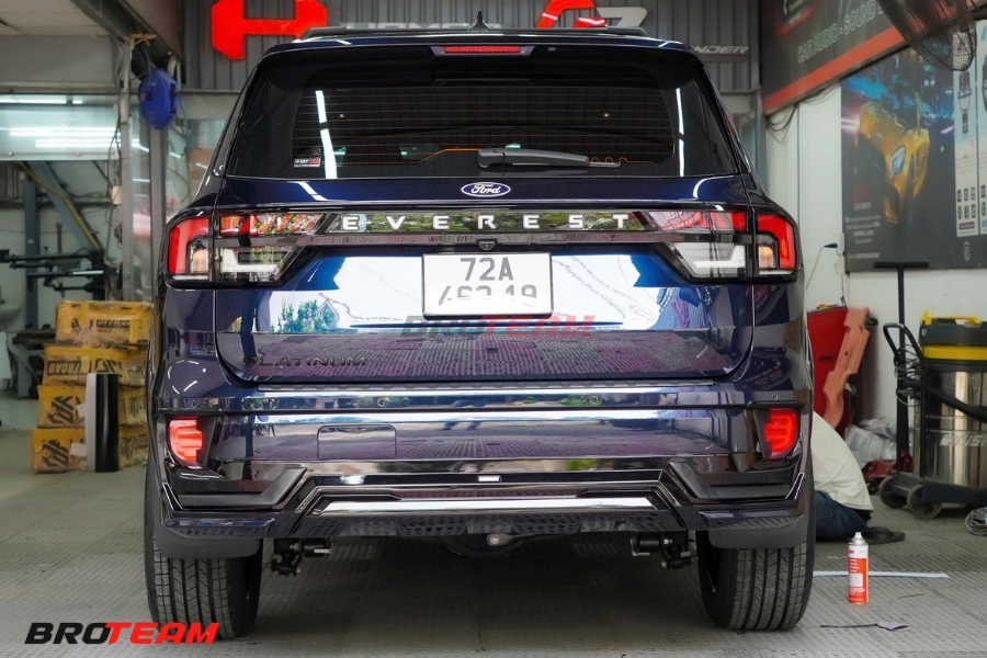 Ford Everest độ cảng sau đuôi gió kèm đèn hậu poscher