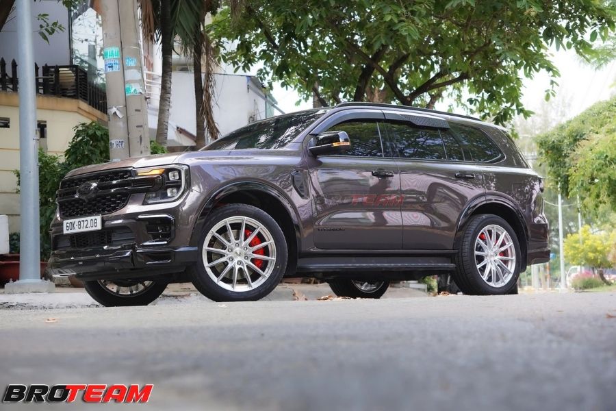 Ford Everest độ mâm CNC tổng xe khi nhìn góc trái