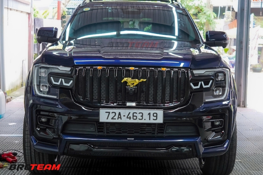 Mặt Ca-lăng Phong Cách Mustang kèm logo ngựa vàng nổi bật