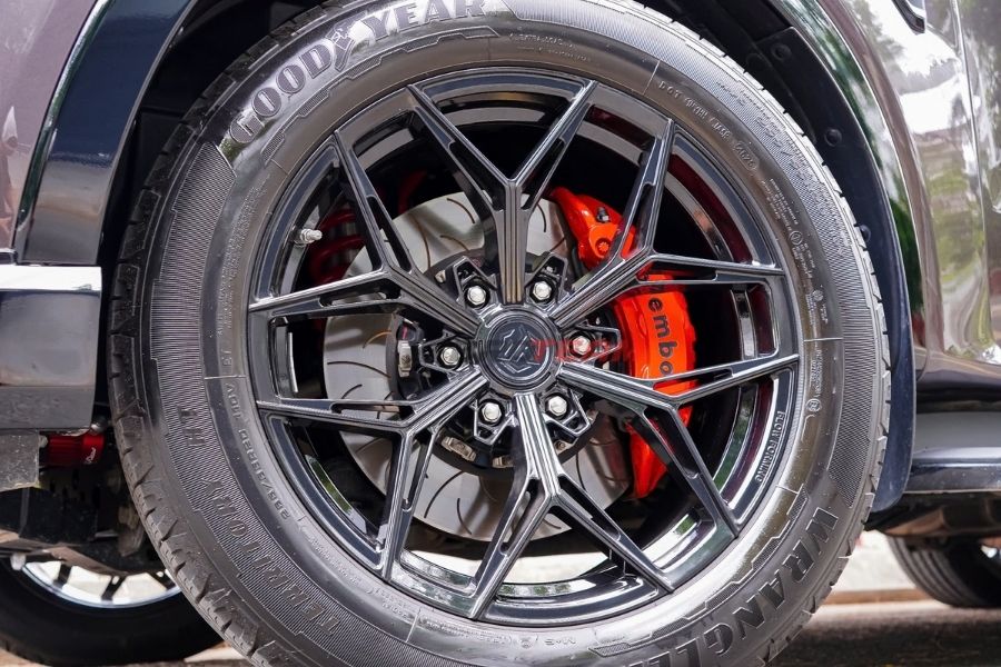 Ford Everest độ mâm vampire cùng dĩa phanh và ốp brembo