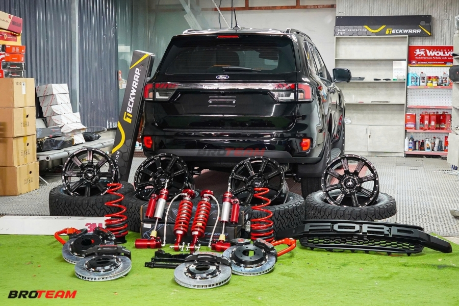 Ford Everest Độ Dàn Chân Đậm Chất Off-Road Với Mâm Lốp Và Hệ Thống Treo