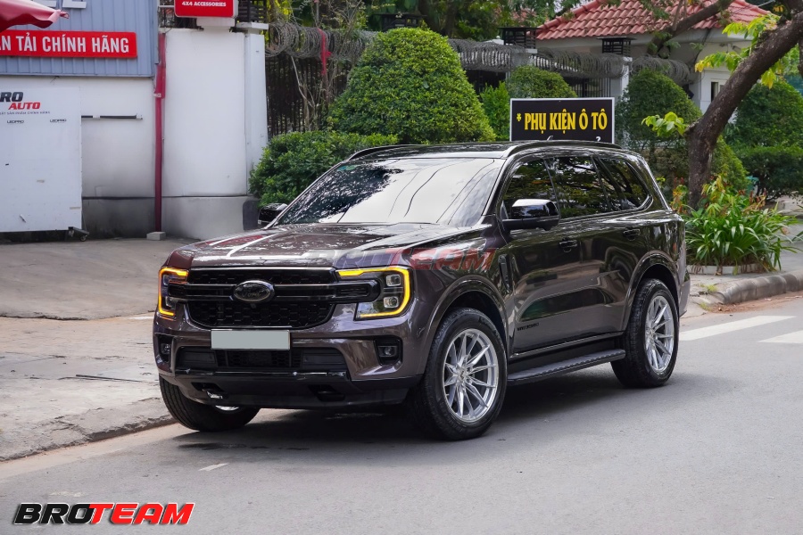 Ford Everest nâng cấp nhẹ