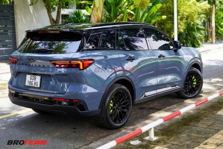 Chi tiết phối màu nửa thân xe Ford Territory Platinum đen xanh tổng thể hài hoà