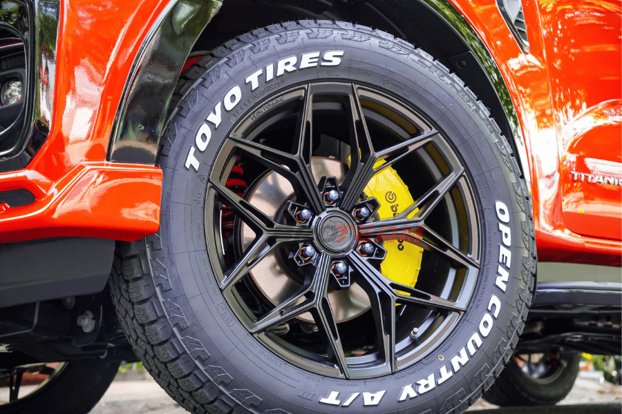 Ford Everest kết hợp mâm JP Racing và lốp Toyo