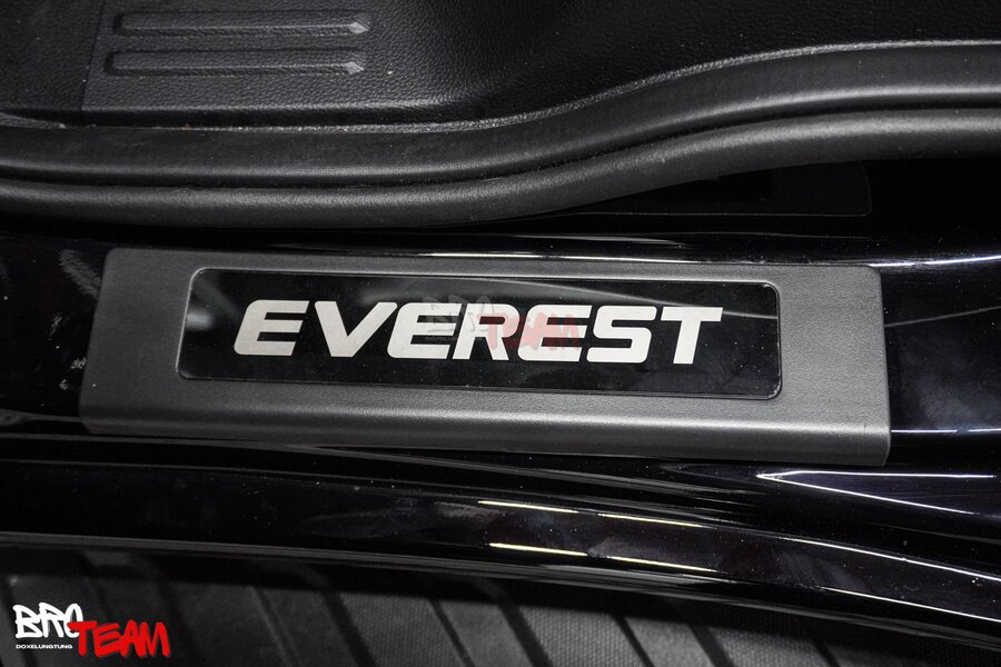 Lắp bộ nẹp bước chân ngoài cho xe Ford Everest