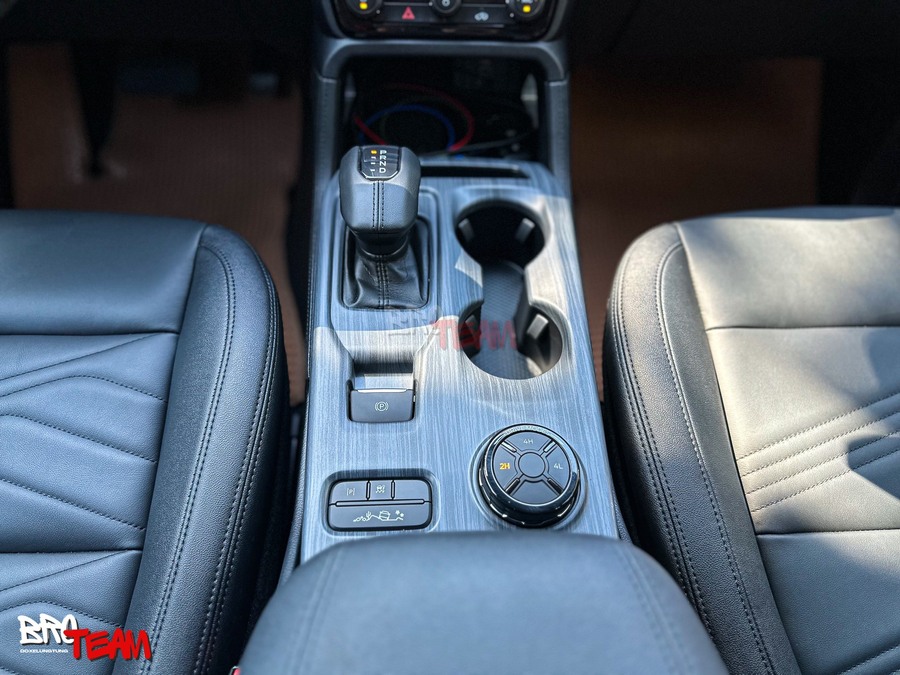 Lắp ốp nội thất vân xước 5 món cho Ford Everest