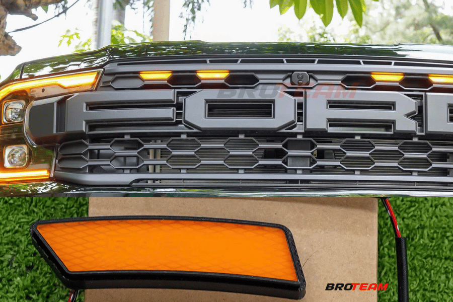 Đèn led Marker trên mặt calang điểm sáng nhỏ nhưng nổi bật phần logo FORD