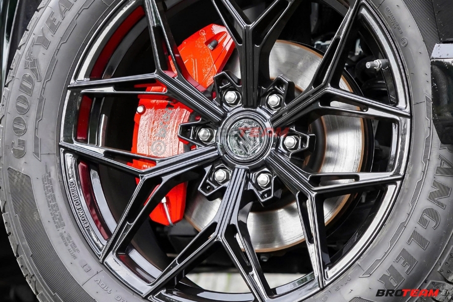 Phối cùng mâm Vampire là lốp Goodyear Wrangler Territory HT