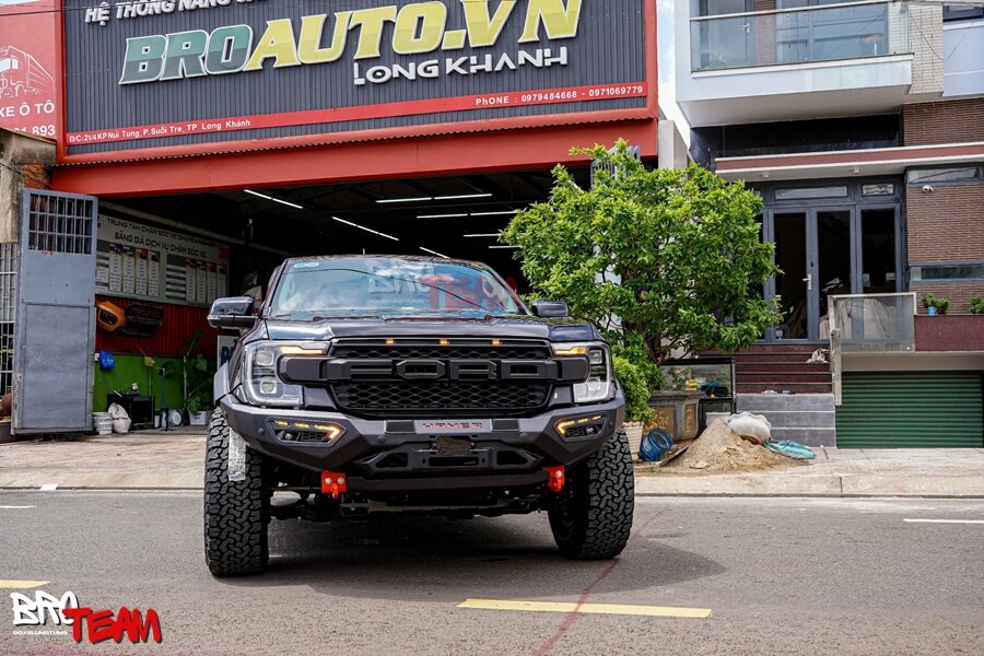 Mặt calang chữ Ford tích hợp 3 đèn led định vị Ford Ranger