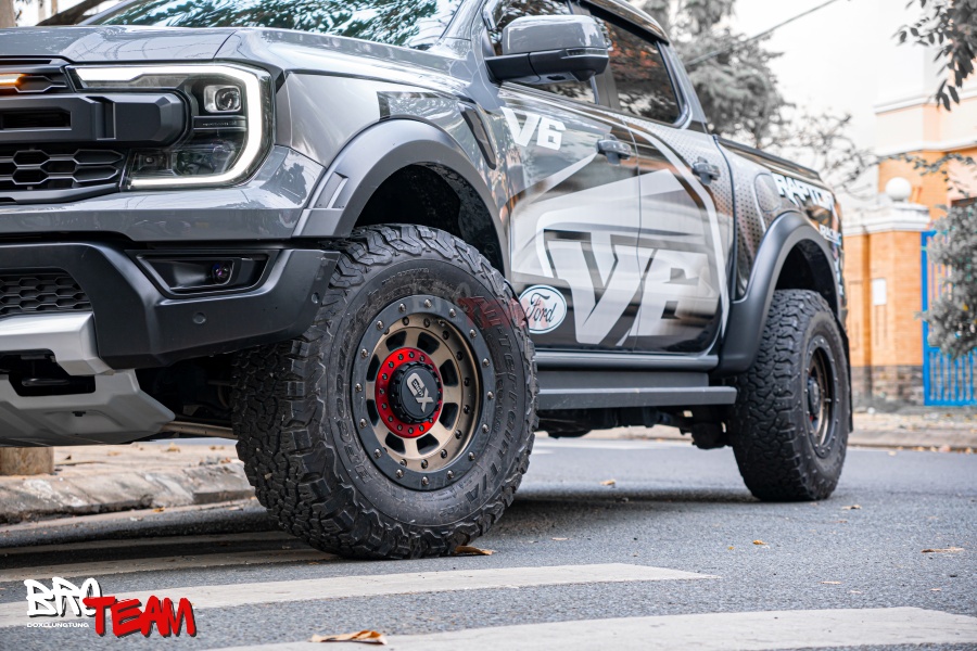 tem sườn Raptor nổi bật