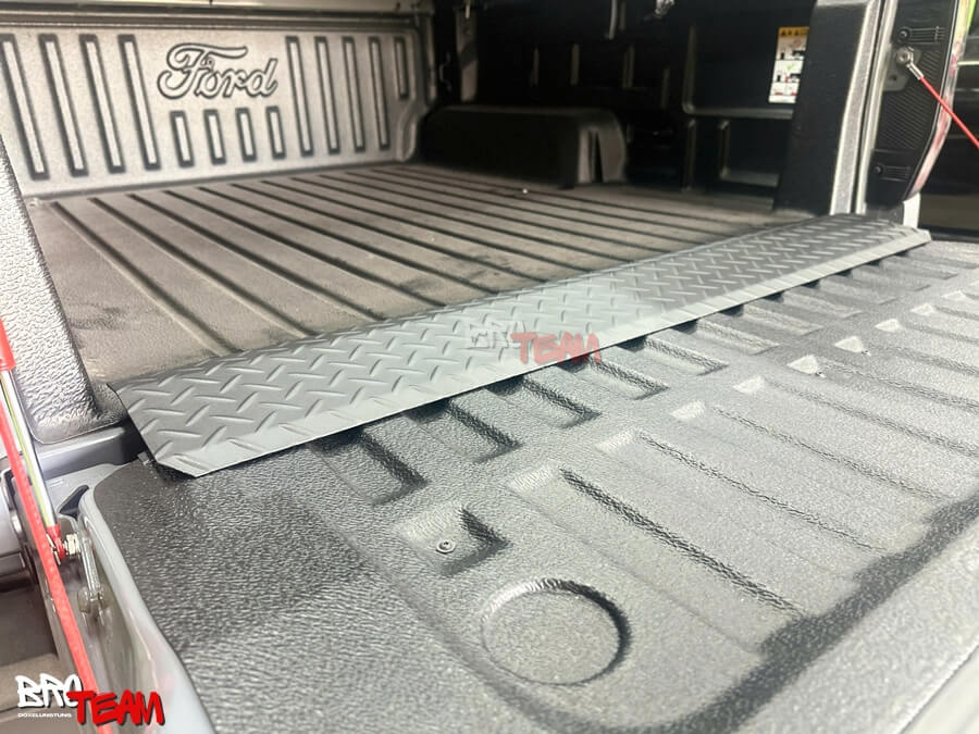 Miếng che khe nắp thùng xe Ford Ranger Raptor