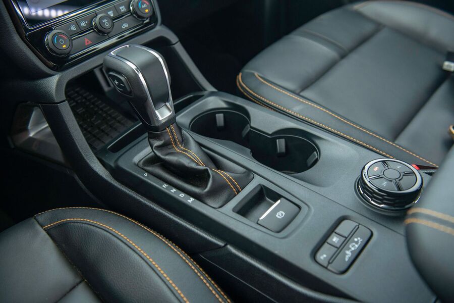 Hộc đựng đồ được bố trí rải rác bên trong cabin Ford Ranger 2024