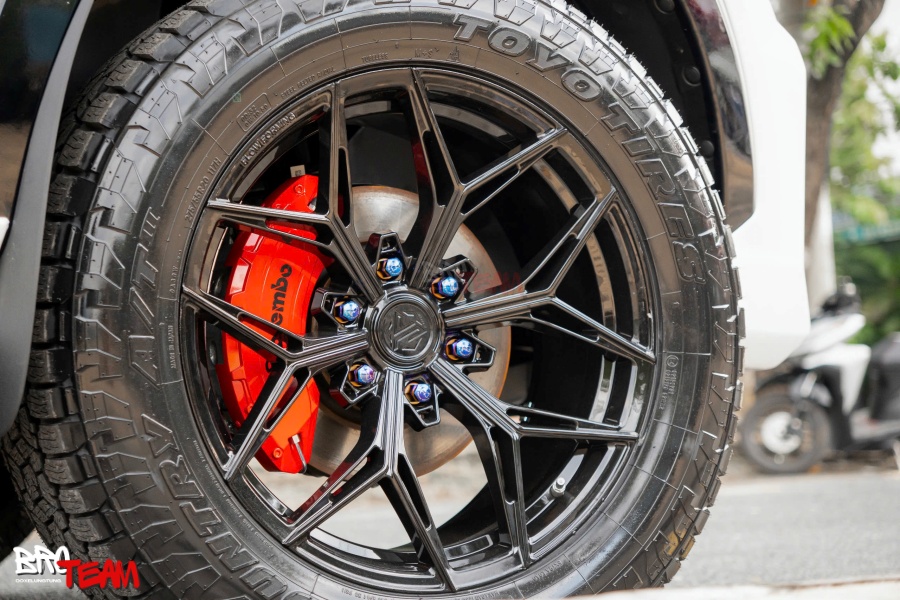 Ốp má phanh Brembo thể thao cho Everest