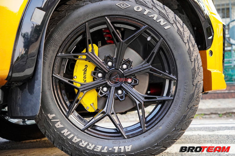 Ốp phanh Brembo màu vàng thể thao cho Ford Everest