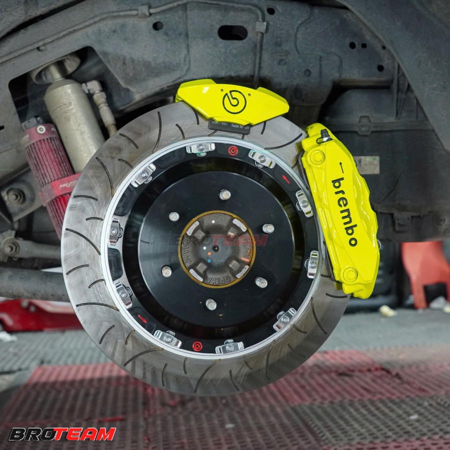 Phanh Brembo hiệu suất cao màu nổi bật