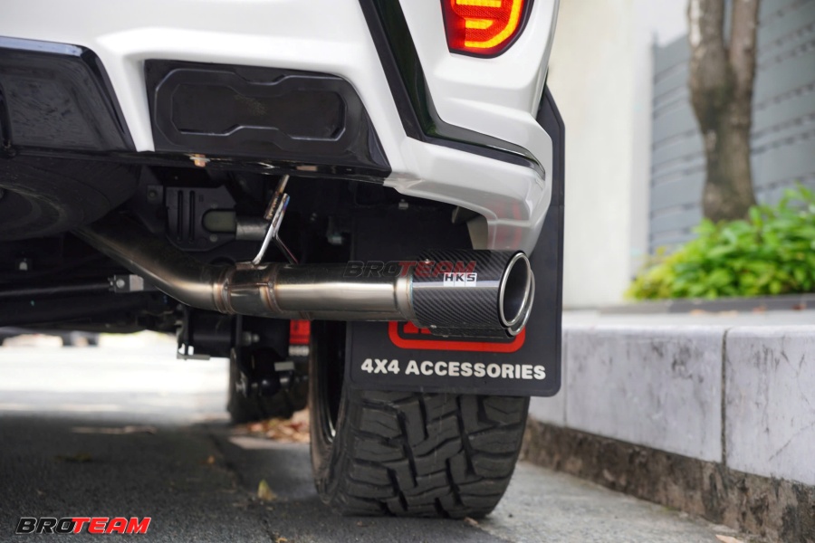 Pô độ HKS tăng âm thanh thể thao cho Ford Everest 2026