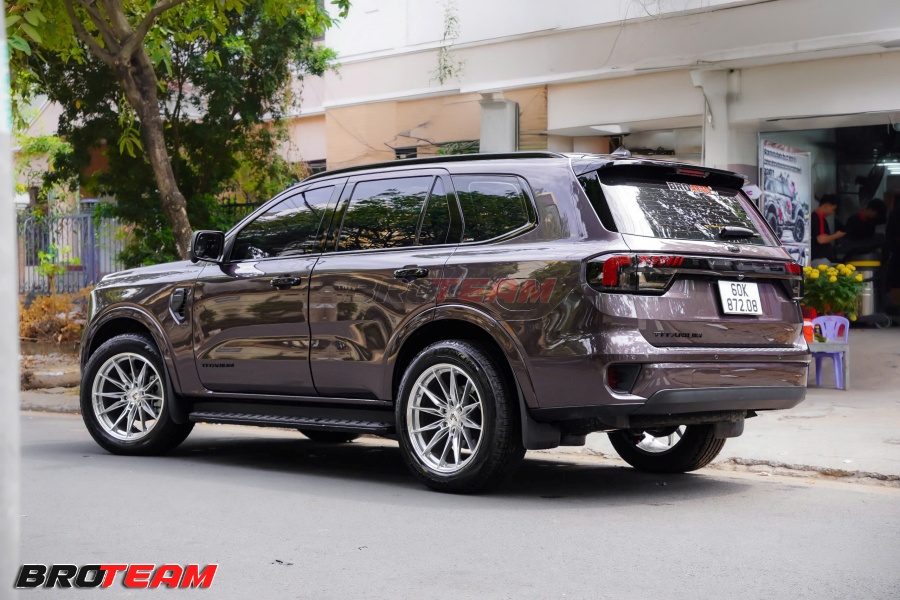 Sơn đen các chi tiết ngoại thất thể thao cho Ford Everest
