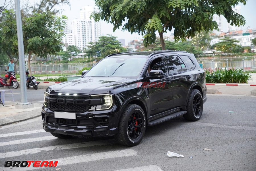 Sơn full đen cho Ford Everest 2026