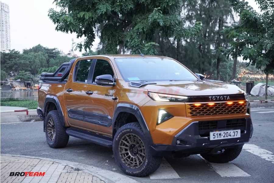 toyota hilux độ fill option màu cam