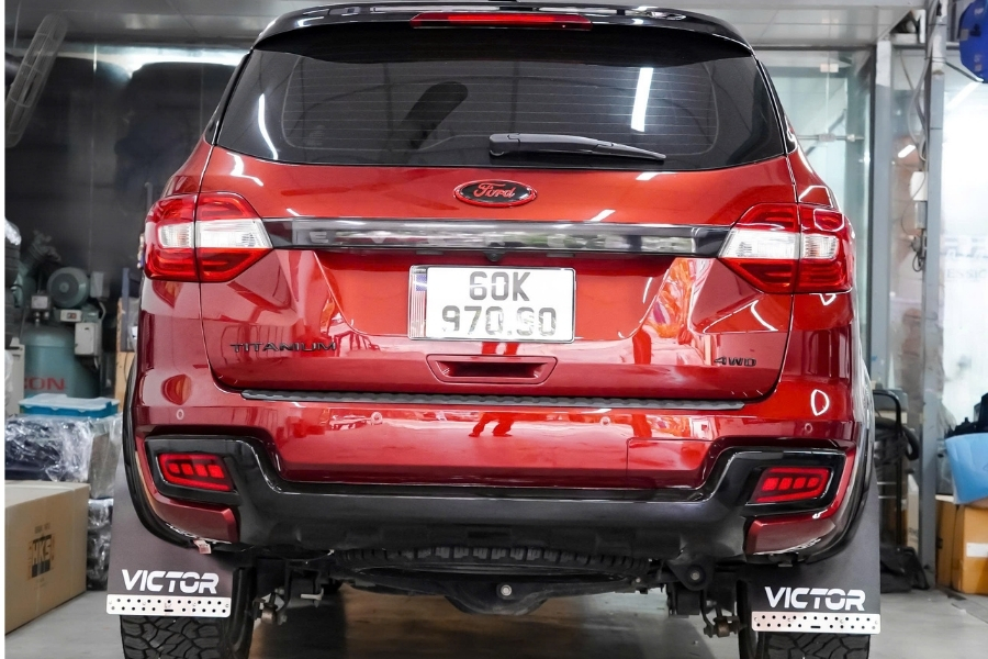 Vè chắn bùn Victor đỏ lắp đặt lên xe Ford Everest