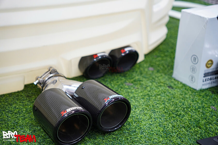 đuôi pô Akrapovic cacbon kép cho Ford Everest