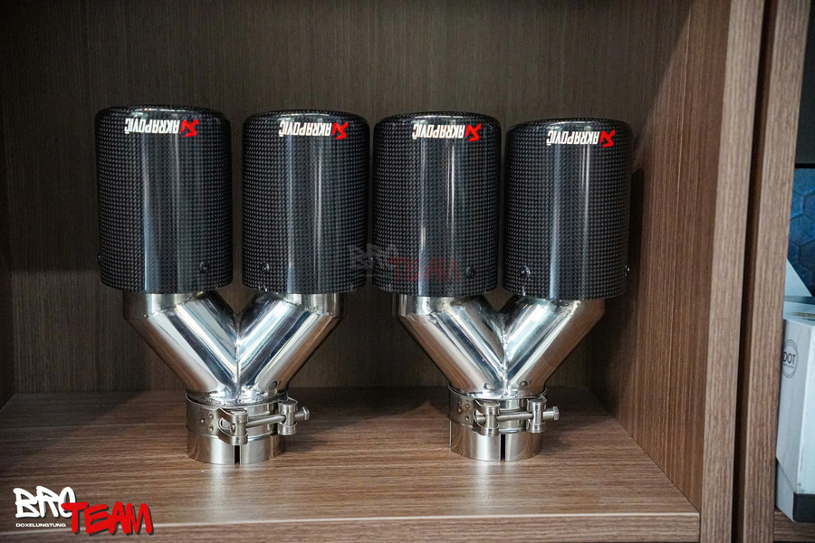 Chụp đuôi pô Akrapovic cacbon kép