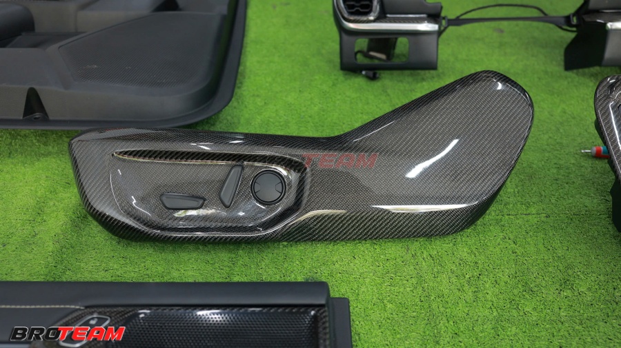 Full carbon interior Ford Everest